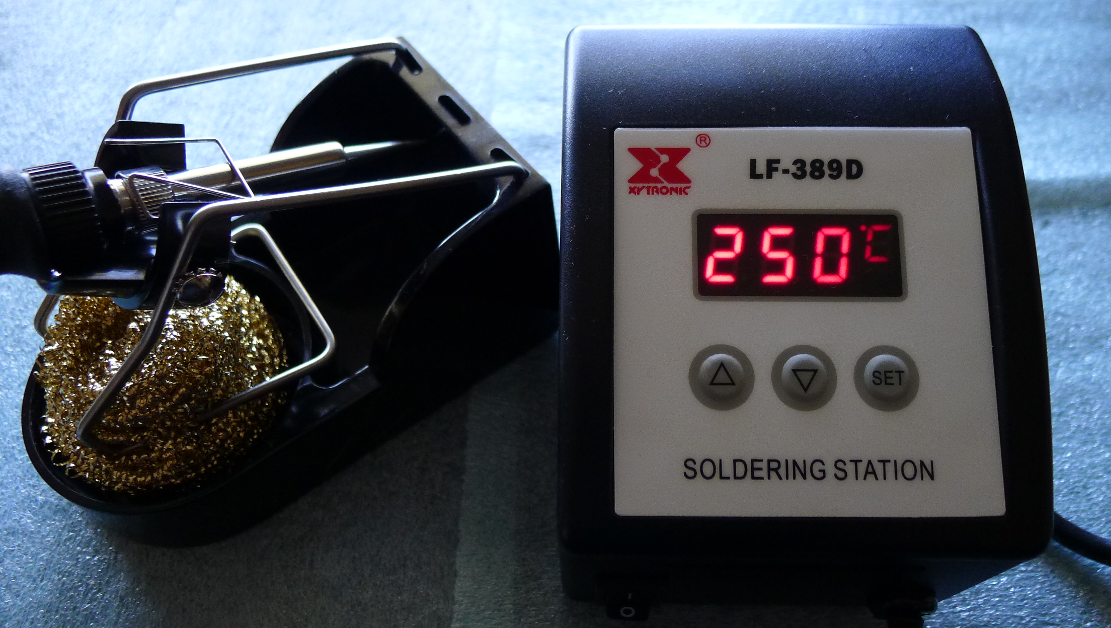 Xytronic LF-389D soldering station